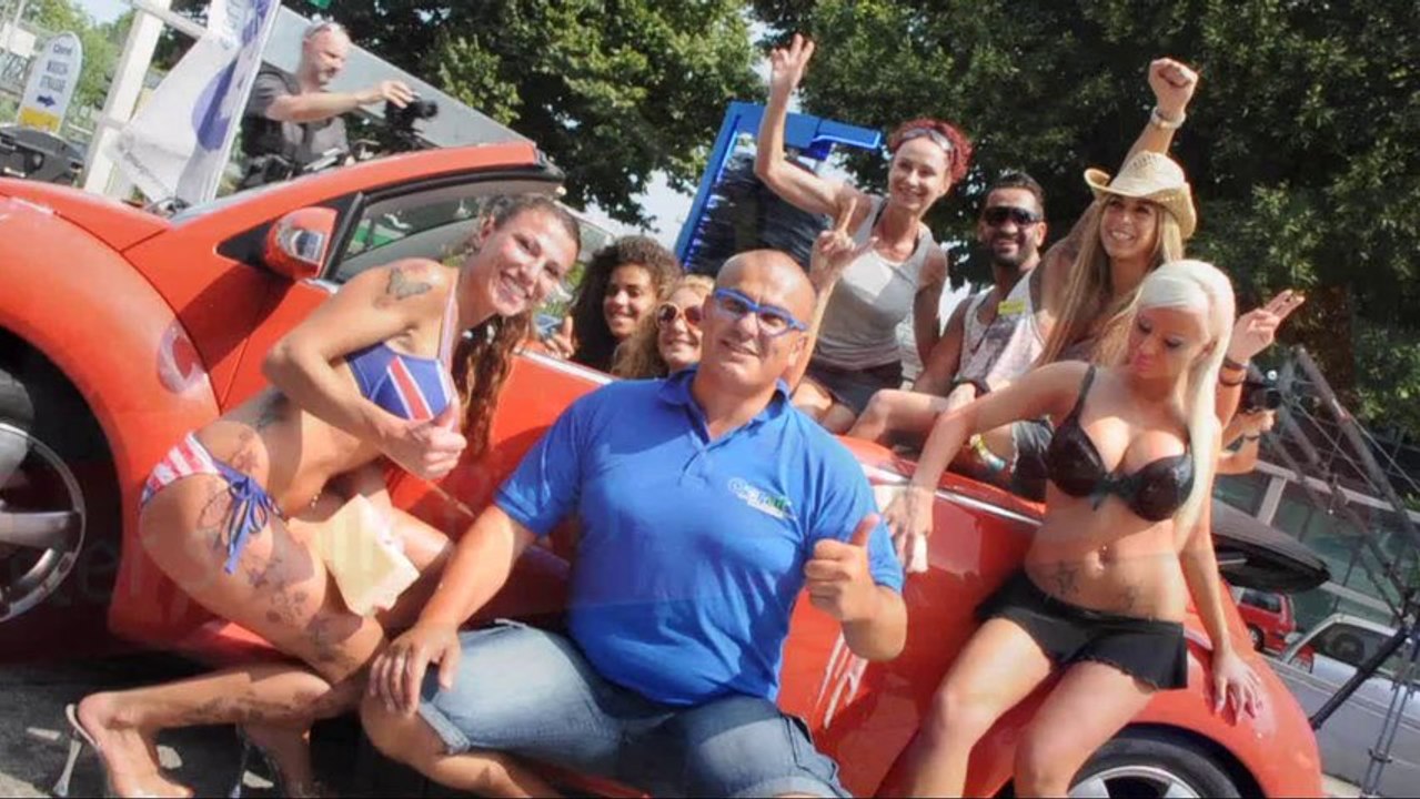 Erotic Car Wash mit Promis bei Carat