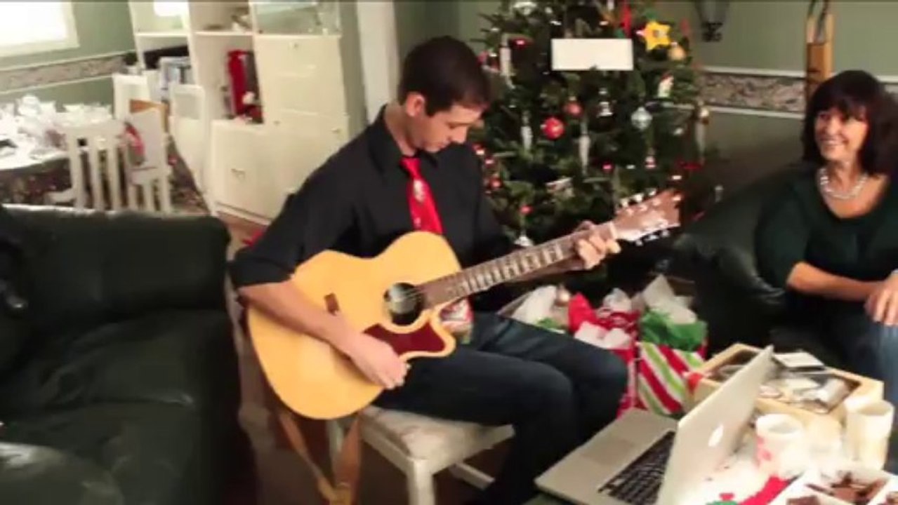 Il joue une chanson à son père sourd qui vient de recevoir ses prothèses : "je préférais quand tu étais sourd!"