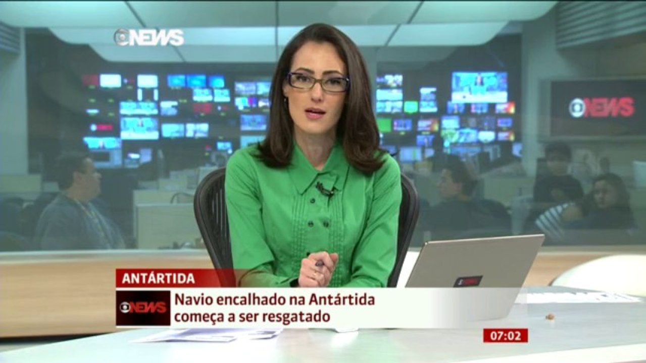 Navio encalhado na Antártida com 74 pessoas começa a ser resgatado