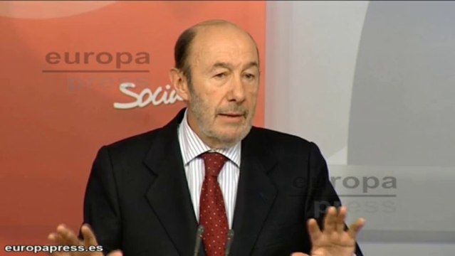 Rubalcaba critica que Rajoy no hable del registro del PP