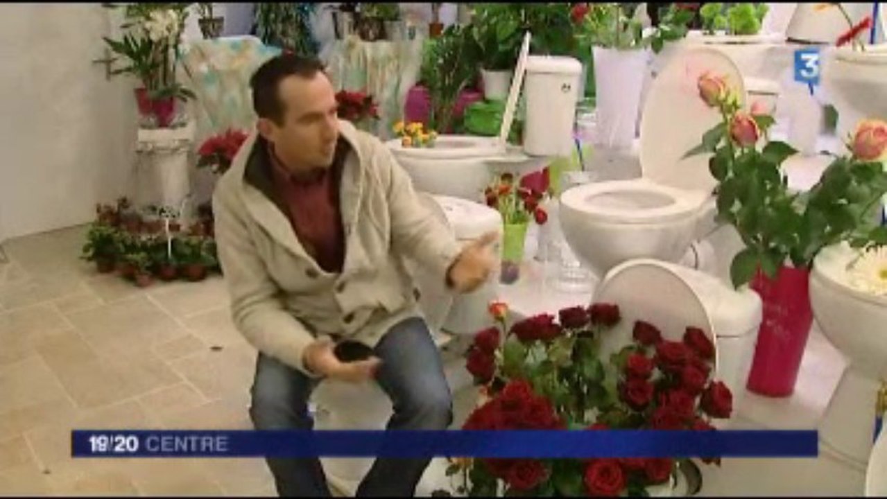 Des WC qui servent de vases à un fleuriste Blésois
