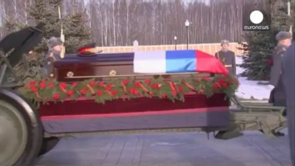 Entierro con honores para Kalashnikov