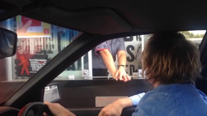 Manger gratuitement au Drive de McDonald's