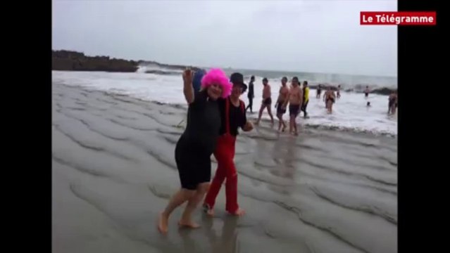 Perros-Guirec (22). Dans le grand bain du nouvel an