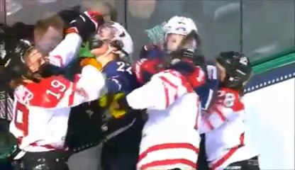 Bagarre de filles : ça chauffe sur la glace !