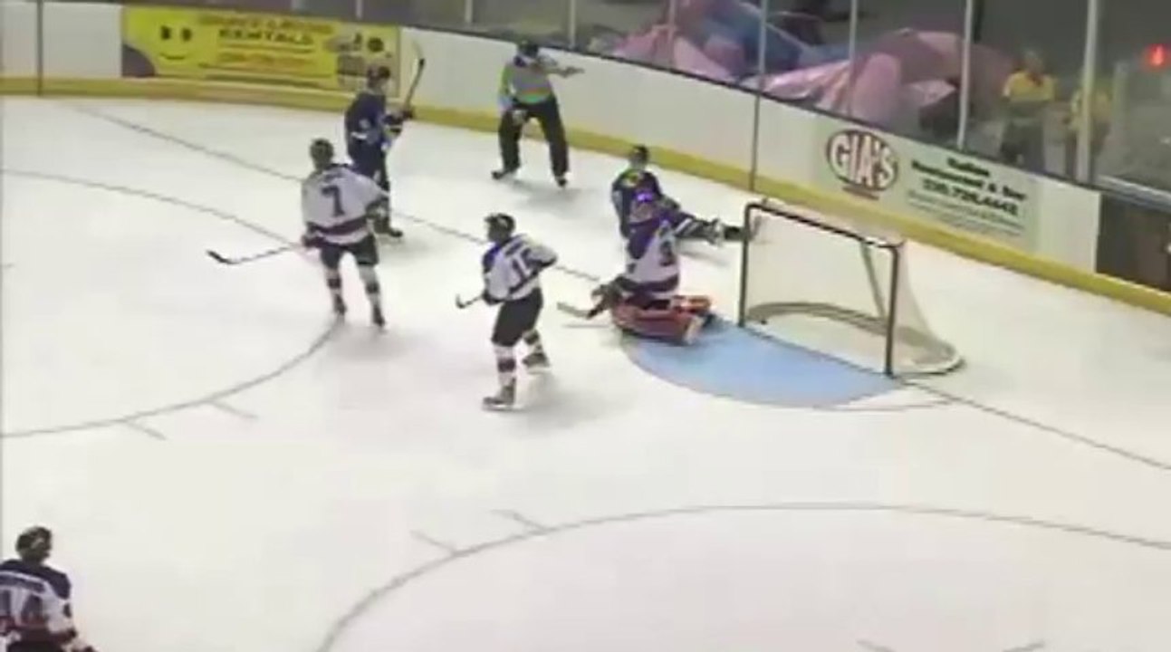 Hockey sur glace - Un but... sur les genoux