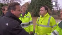 Royaume-Uni : David Cameron en visite dans le Kent inondé