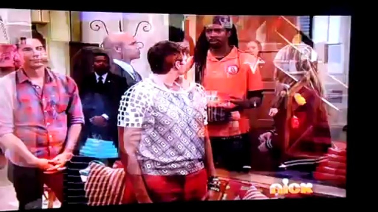 VISITE SURPRISE DE LA PREMIERE DAME CHEZ  "I CARLY"