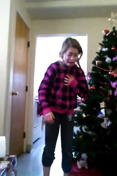 Une fille pleure en recevant un iPhone pour Noël