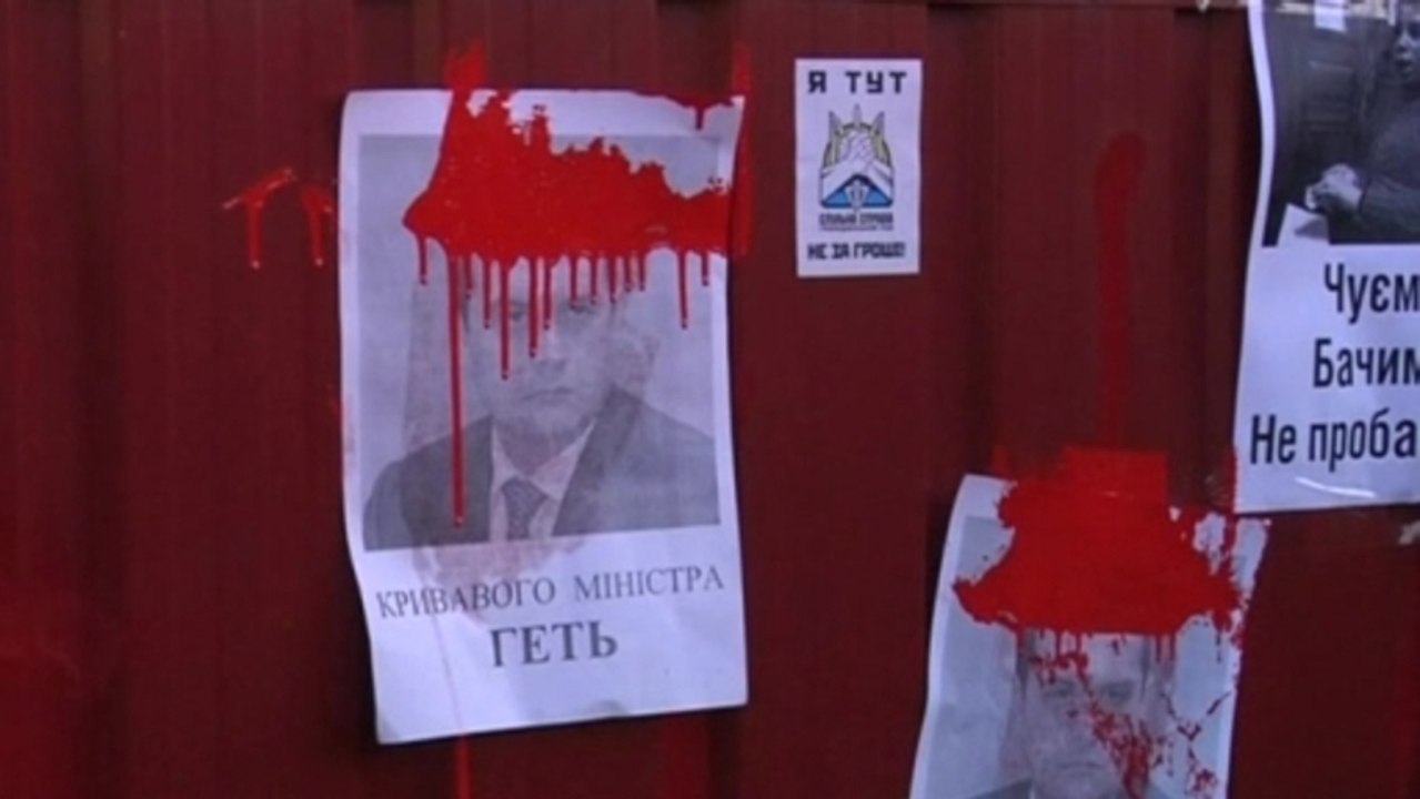 Ukrainians drive to prosecutor general's house to protest