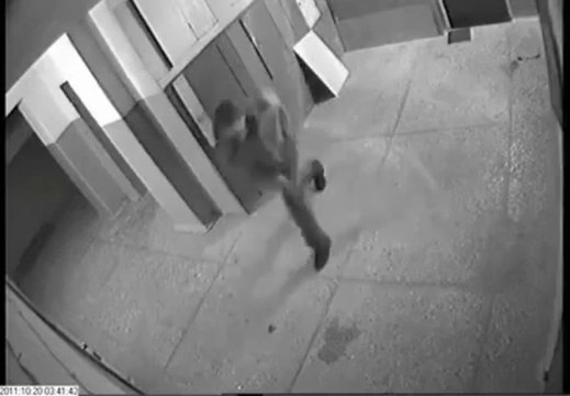 Se casser la jambe en voulant éclater une porte. FAIL!