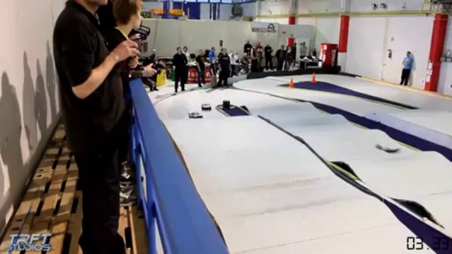 Course de voitures télécommandées. Enorme, la vitesse!