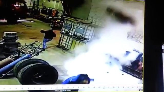 Il s'explose la jambe : Mécanicien vs Pneu - gros fail!