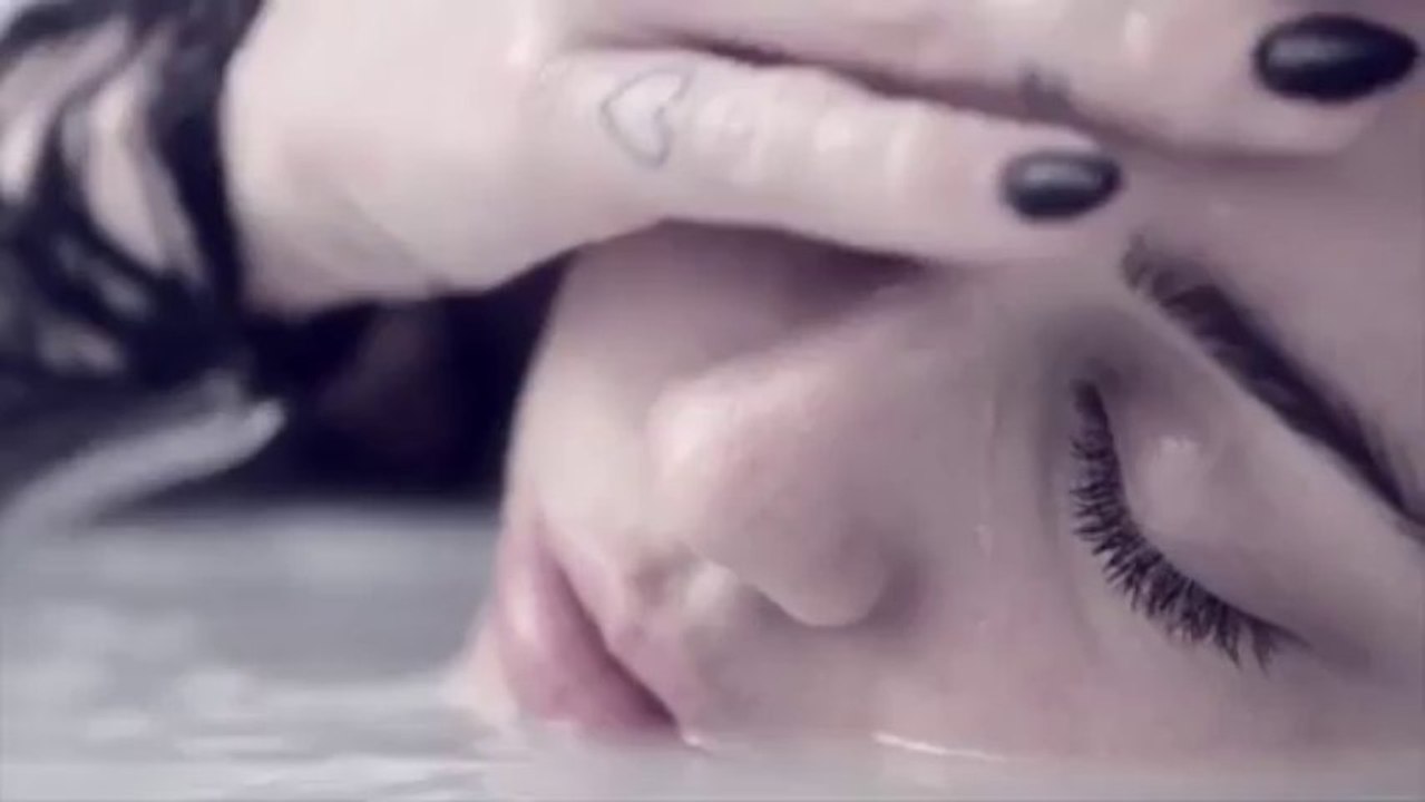 α,μπεμπος     Miley Cyrus - Adore You