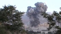 Les Talibans attaquent une base militaire US avec un camion chargé de bombes. Enorme explosion.