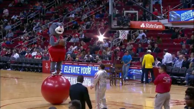 Une mascotte de Basket-ball marque un panier de dingue... A voir!