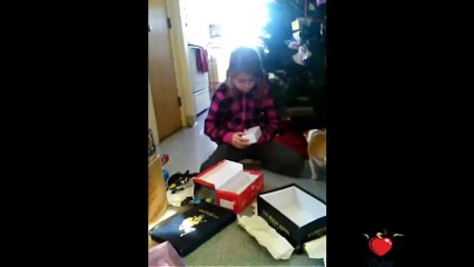 Reazione di una bambina che riceve un IPHONE per natale