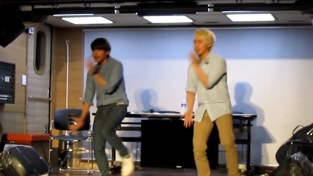 120718 Sukira Open Concert Ryeowook Sungmin dancing to SFS[1]