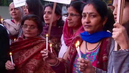 India recuerda a la joven violada que murió hace un año