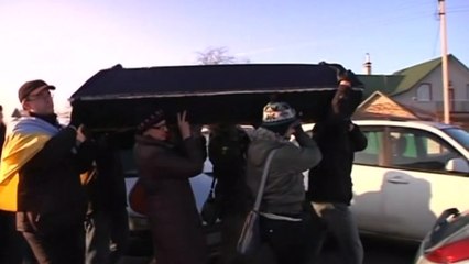 Protesters march to Ukrainian president's residence