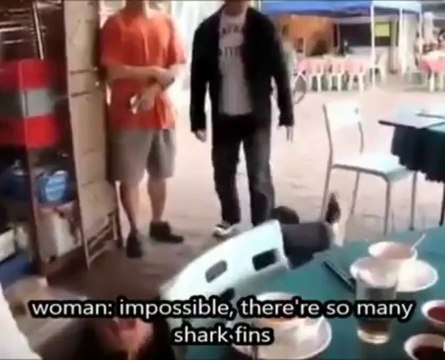 Une femme devient folle au restaurant!!