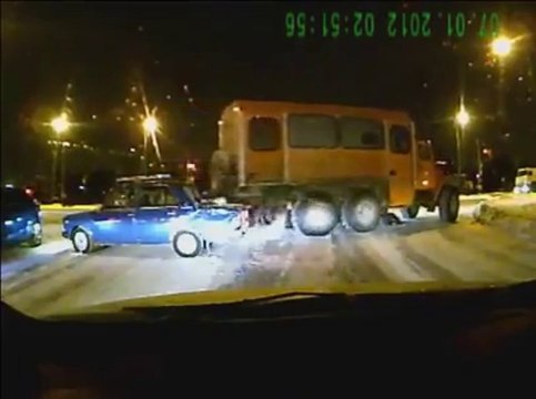 Un camion emporte 5 voitures...Il a bien fait le ménage là!