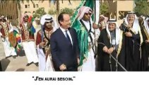 François Hollande plaisante un sabre à la main, en Arabie Saoudite