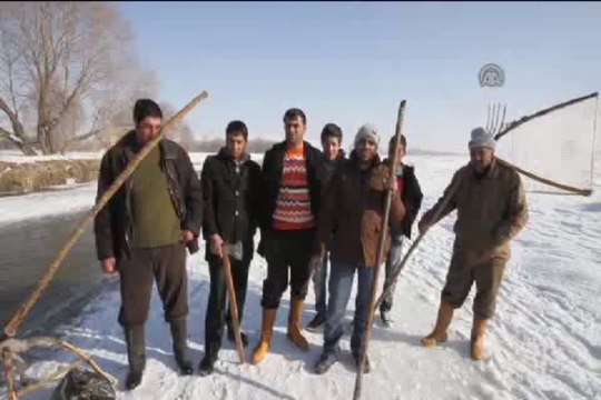 Donan nehirde dirgen ve levye yle balık avı