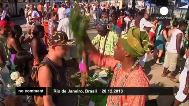 Rio de Janeiro : prières et offrandes à la déesse de la mer