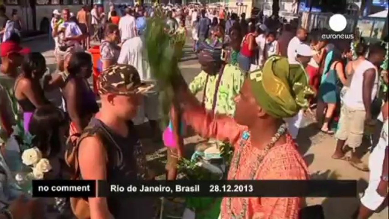 Rio de Janeiro : prières et offrandes à la déesse de la mer