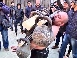 «Человек-магнит» удерживал 53 ложки