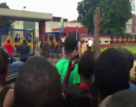 LA POPULATION CHANTE POUR LE BANA MURA APRÈS LA RECUPERATION DE LA RTNC...@VoiceOfCongo