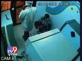 Bangalore : Brave ATM guard grabs machete from robbers, hits one of them - Tv9 Gujarat