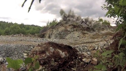 Explosion d'une montagne filmée au ralenti : Telegraph Cove Blast