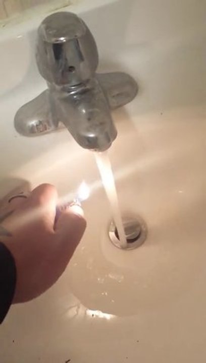 L'Eau du robinet qui prend feu - Dakota du nord pollué - Gaz de schiste!