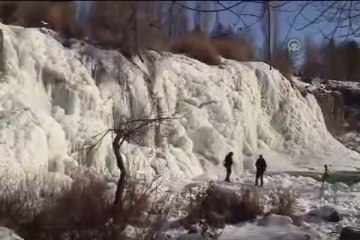 Muradiye Şelalesi dondu