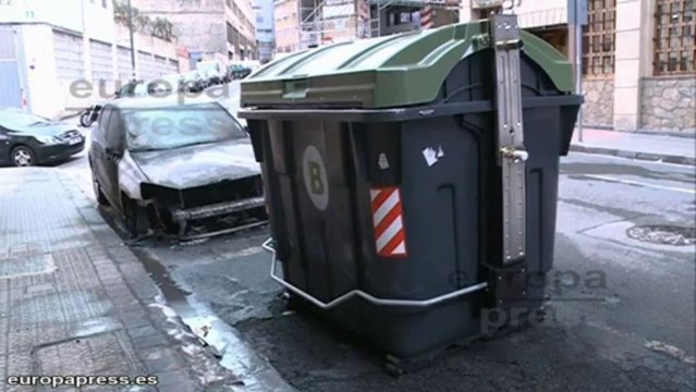 Fuego intencionado quema vehículos en Bilbao