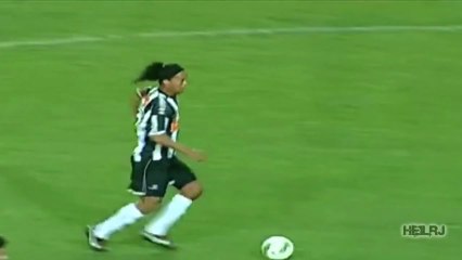 Ronaldinho! Yaş geçiyor, yeteneği bitmiyor!