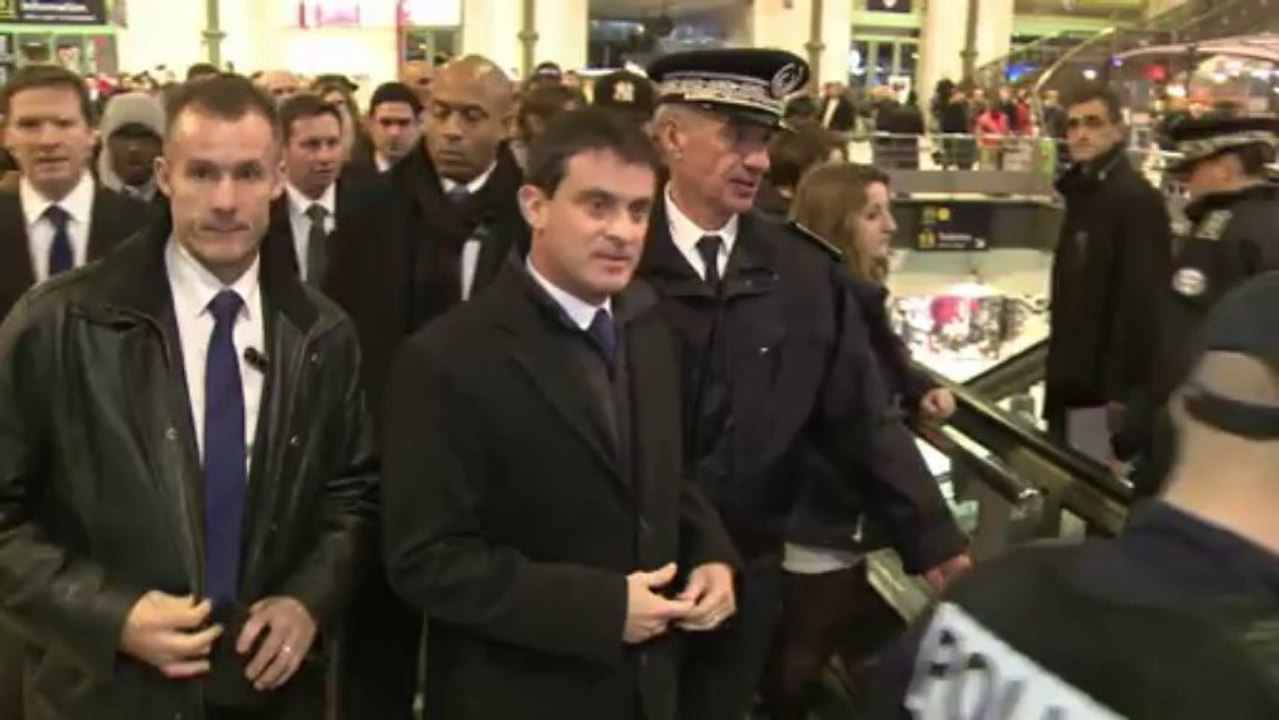 Nouvel An: Ayrault et Valls parlent sécurité da...
