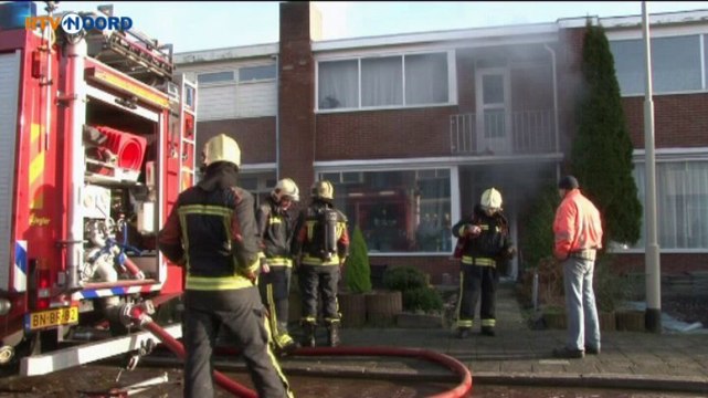 Woning zwartgeblakerd na felle brand door vuurwerk - RTV Noord