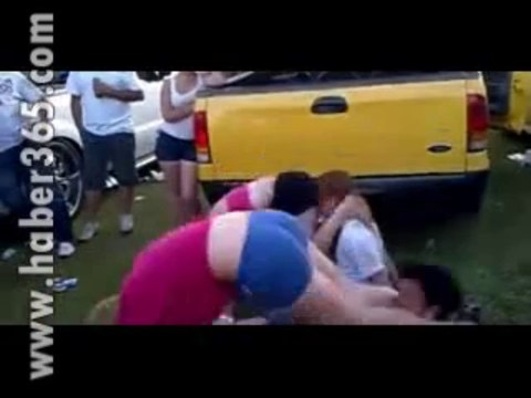 Erkek Arkadaşını Bakın Neresiyle Dövdü