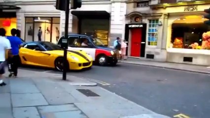 Ferrari'nin Gazına Gelen Çocuk!