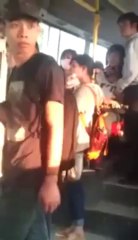Clip thanh niên vô tư sờ ngực bạn gái trên xe Bus