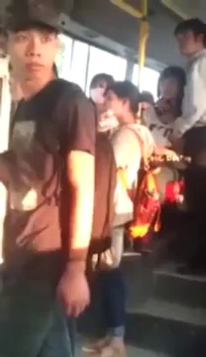 Clip thanh niên vô tư sờ ngực bạn gái trên xe Bus