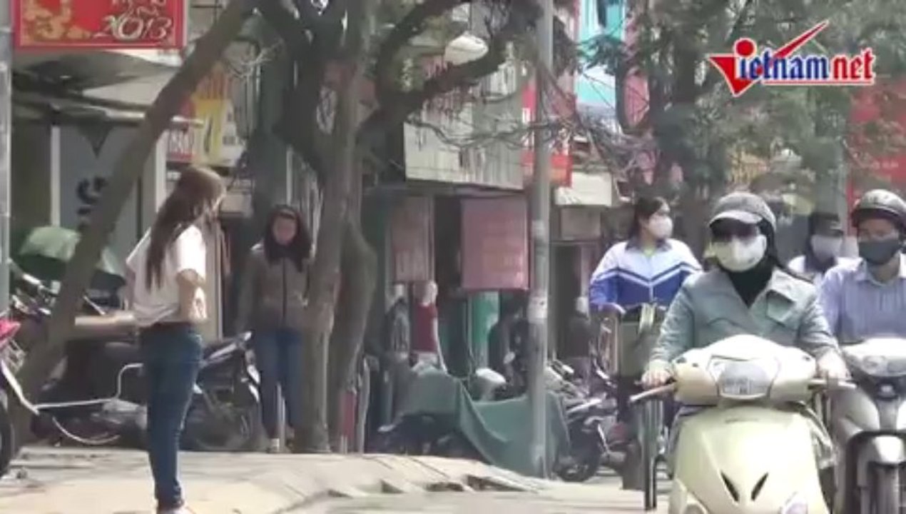 Cô gái liên tục khoe ngực và chửi tục giữa phố