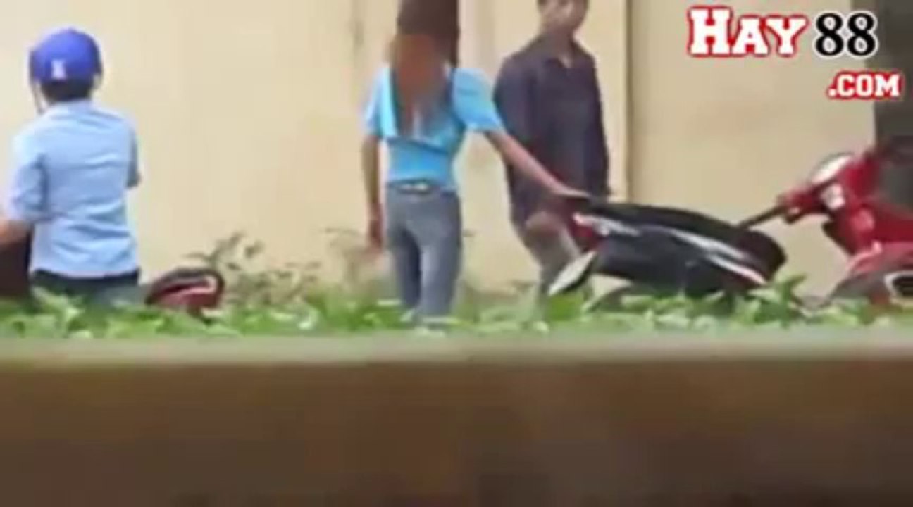 Cô gái giằng co và bị thanh niên đấp đá, tát giữa đường