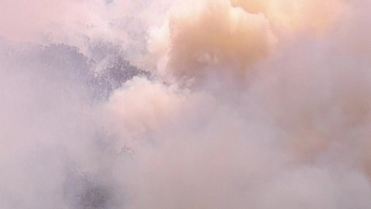 Threat of Australian bushfire forces campers to evacutate