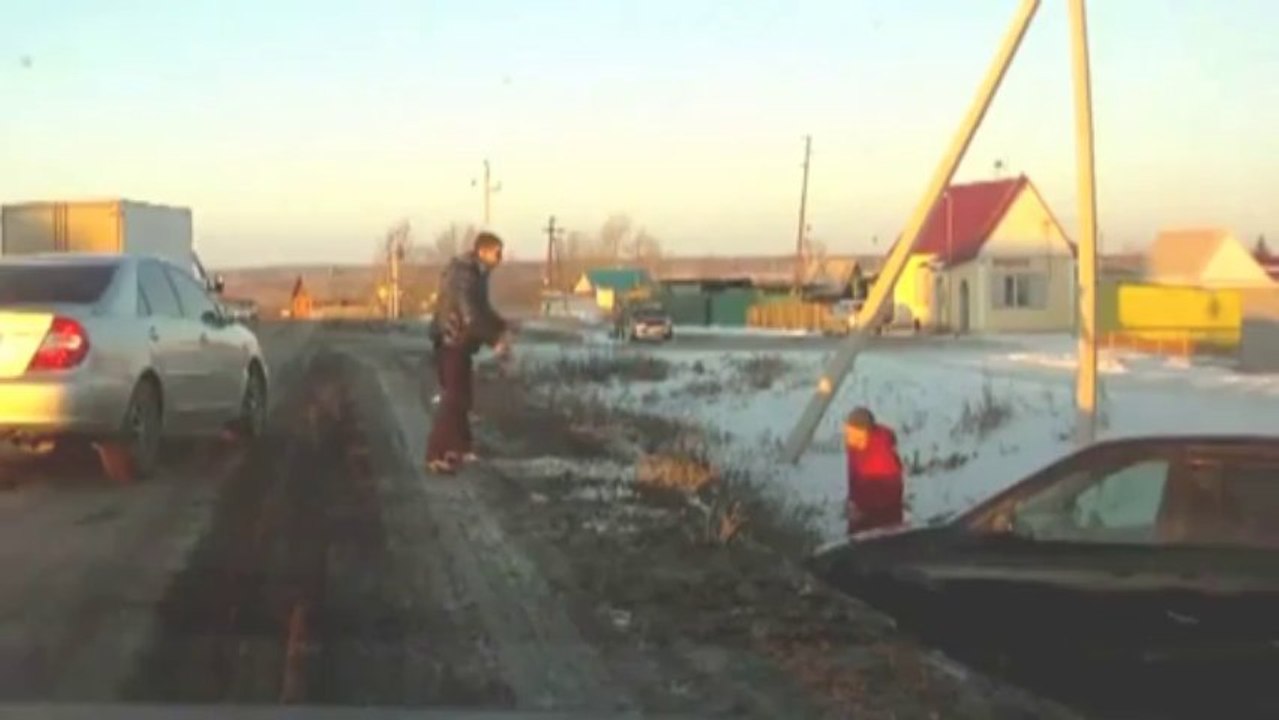 Amazing Russian Road Rage!  Knife VS Crazy guy!