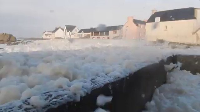 Tempête d'écume à Saint Guénolé 2