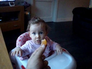 Dec2013-Nikki eet Mandarijntjes